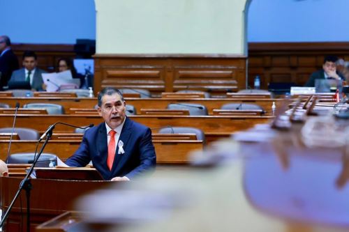 Ministro Jorge Figueroa ante el Pleno del Congreso. (Foto: Andina / Difusón)