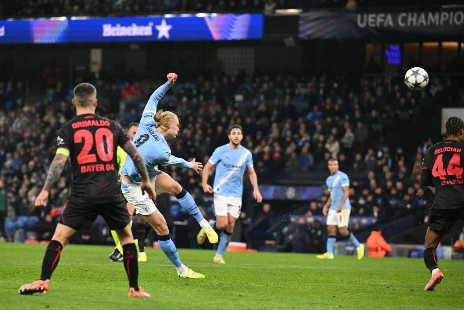El delantero noruego del Manchester City, Erling Haaland, dispara pero no logra marcar durante el partido de la fase de liga de la UEFA Champions League entre el Manchester City y el Bayer Leverkusen.  AFP