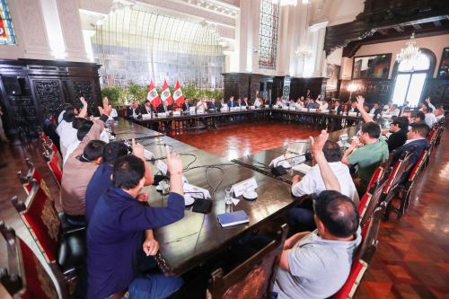 Presidente José Jerí sostiene reunión de trabajo con alcaldes representantes de la Asociación de Municipalidades del ámbito del Vraem (Amuvraem)