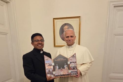 El padre Uchofen, desde su designación como párroco el 1 de julio de 2021 por el entonces obispo de Chiclayo, monseñor Robert Prevost —hoy Papa León XIV—, se ha convertido en una figura entrañable para la población de Pacora.