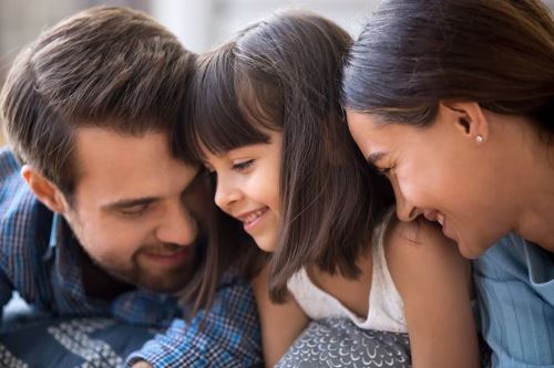 Los estilos de crianza moldean el desarrollo social, emocional y físico de los hijos.