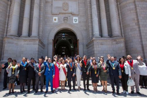 lla gobernadora regional participó en la misa te deum, paseo de bandera e izamiento del pabellón nacional y bandera de Moquegua.