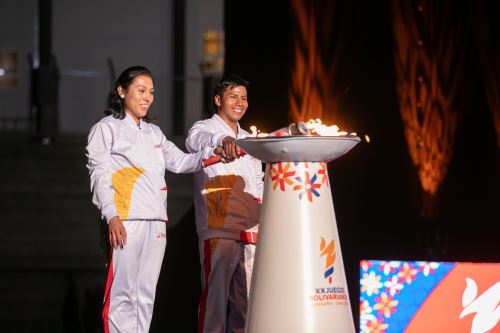 Los deportistas Edson Serrano y Lis Durand encendieron el pebetero bolivariano en la inauguración de los Juegos en Ayacucho