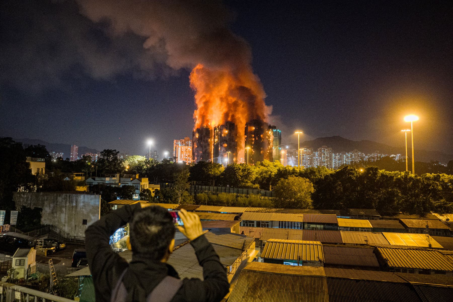 Columnas de humo sobre los edificios de viviendas. Foto: AFP