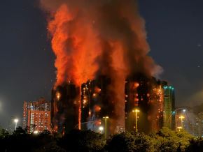 Las llamas devoraron los andamios de bambú de al menos tres bloques de apartamentos en Tai Po, en Hong Kong. Fot: AFP