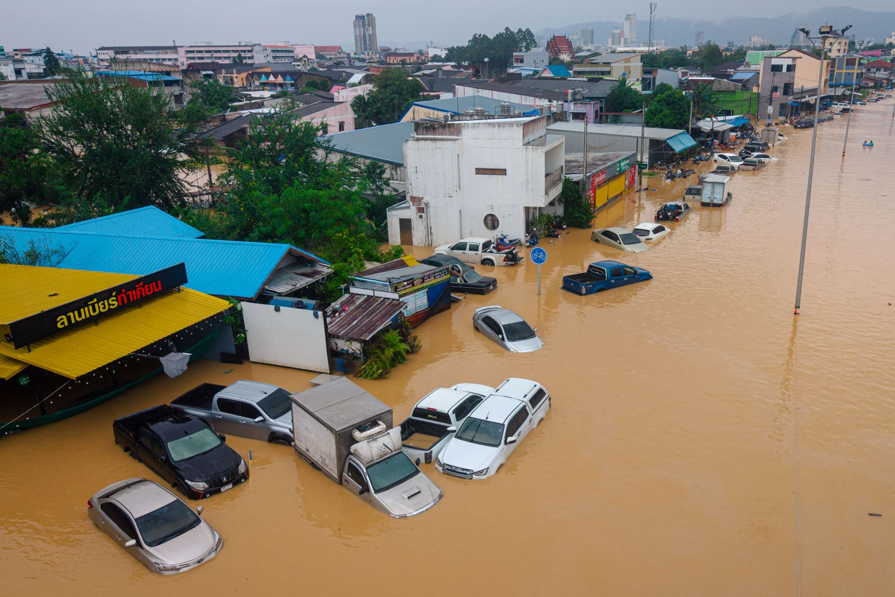 Aguas rodean edificios residenciales en Hat Yai, en la provincia sureña tailandesa de Songkhla. Las graves inundaciones afectaron a miles de personas en el sur del país tras días de fuertes lluvias. Decenas de miles de personas en Tailandia y la vecina Malasia se vieron desplazadas por las inundaciones. Foto: AFP