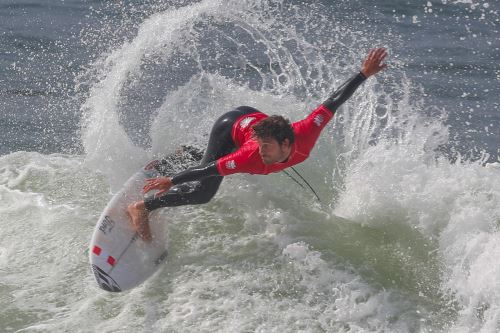 Surfista Alonso Correa inicia participación en shortboard masculino en Punta Rocas