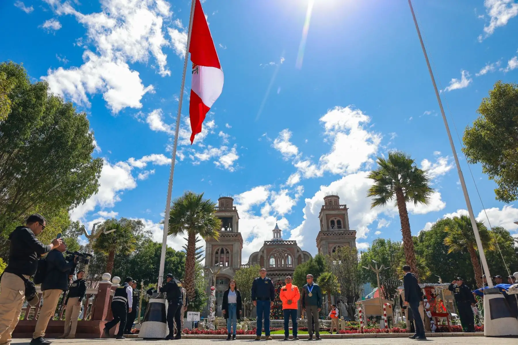 Presidente José Jerí encabeza el izamiento del Pabellón Nacional en la Plaza de Armas de Áncash. Foto: ANDINA/Prensa Presidencia