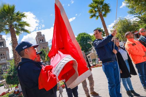 Presidente José Jerí encabeza el izamiento del Pabellón Nacional en la Plaza de Armas de Áncash