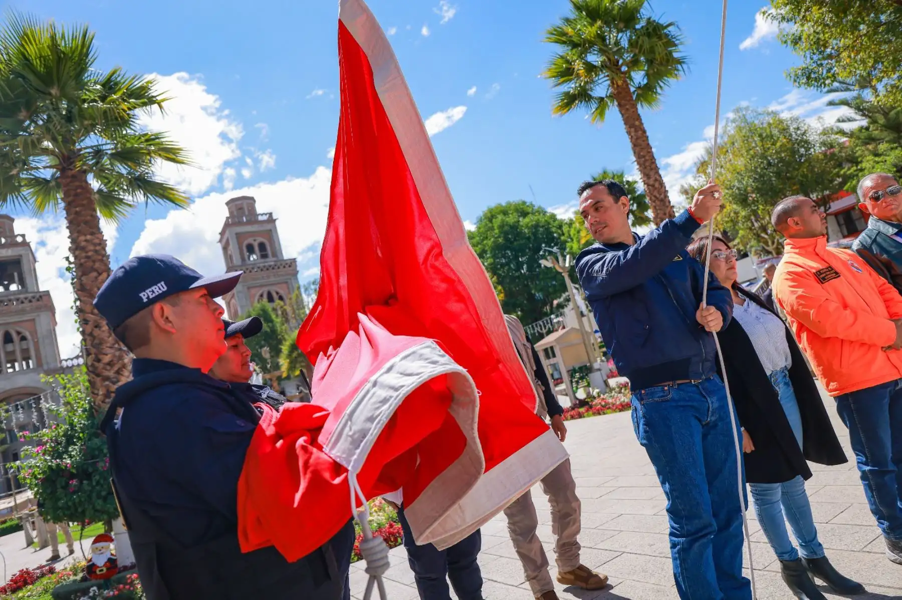 Presidente José Jerí encabeza el izamiento del Pabellón Nacional en la Plaza de Armas de Áncash. Foto: ANDINA/Prensa Presidencia