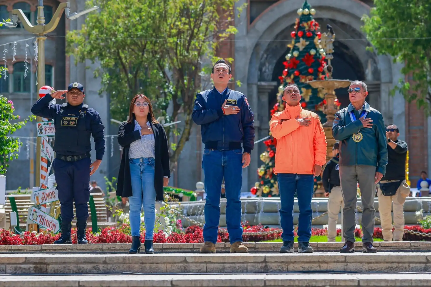 Presidente José Jerí encabeza el izamiento del Pabellón Nacional en la Plaza de Armas de Áncash. Foto: ANDINA/Prensa Presidencia