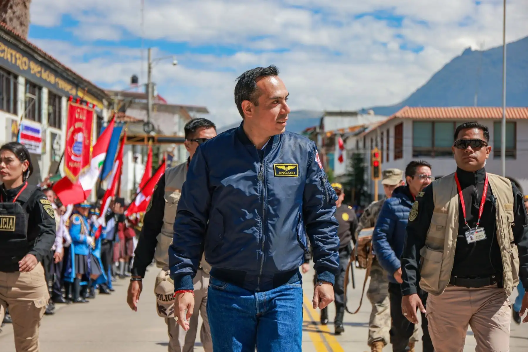 Presidente José Jerí encabeza el izamiento del Pabellón Nacional en la Plaza de Armas de Áncash. Foto: ANDINA/Prensa Presidencia