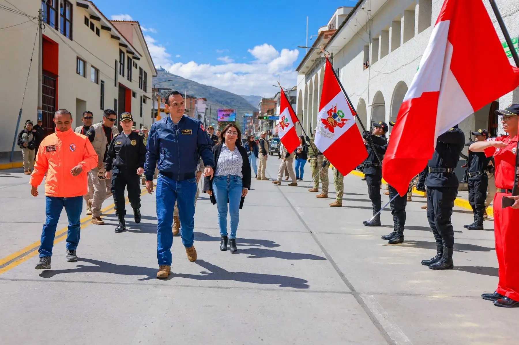 Presidente José Jerí encabeza el izamiento del Pabellón Nacional en la Plaza de Armas de Áncash. Foto: ANDINA/Prensa Presidencia