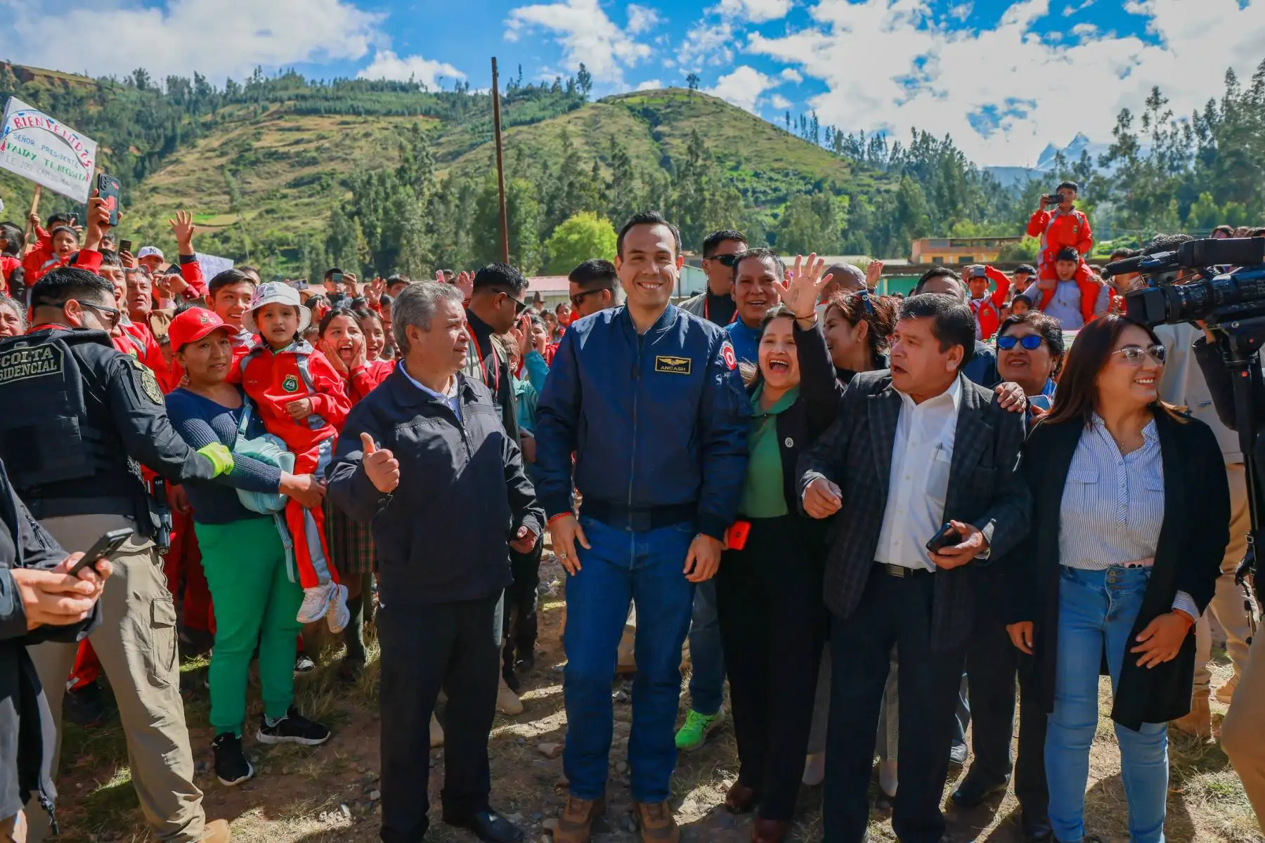 El presidente José Jerí inspeccionó las instalaciones de la IE José Carlos Mariategui, donde dialogó con la comunidad educativa que lo recibió con alegría y entusiasmo.  Foto: ANDINA/ Prensa Presidencia