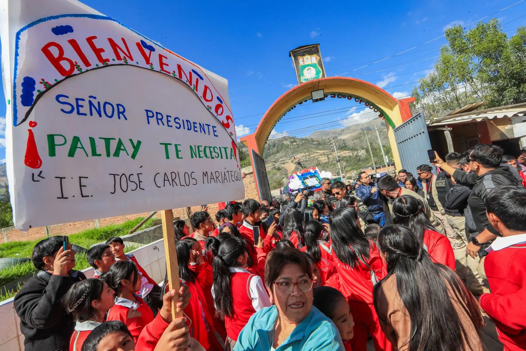 El presidente José Jerí inspeccionó las instalaciones de la IE José Carlos Mariategui, donde dialogó con la comunidad educativa que lo recibió con alegría y entusiasmo.  Foto: ANDINA/ Prensa Presidencia