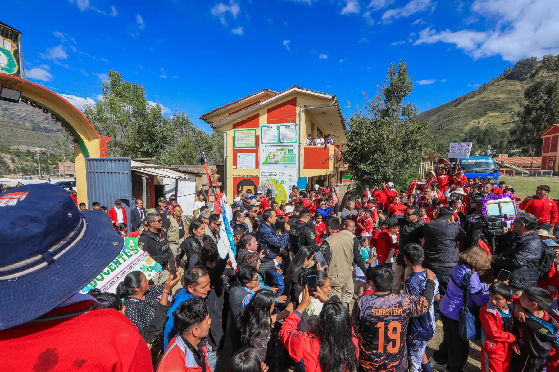 El presidente José Jerí inspeccionó las instalaciones de la IE José Carlos Mariategui, donde dialogó con la comunidad educativa que lo recibió con alegría y entusiasmo.  Foto: ANDINA/ Prensa Presidencia