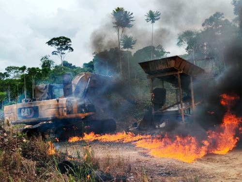 Miembros del Ejército del Perú, efectivos de la Policía Nacional del Perú y representantes de la Fiscalía Especializada en Materia Ambiental (FEMA), ejecutaron operativos contra la minería ilegal en la región Madre de Dios. ANDINA/Difusión