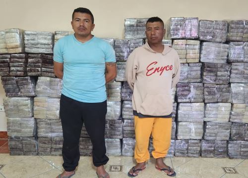 Juzgado de Piura condenó a más de 17 años y 10 meses de prisión a dos ciudadanos ecuatorianos y a 15 años a otros tres ecuatorianos y colombianos a quienes se les halló más de 2.5 toneladas de clorhidrato de cocaína en altamar. ANDINA/Difusión