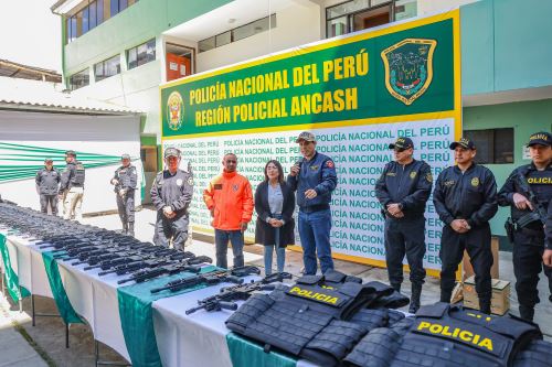 Presidente José Jerí participó en la entrega de armamento y equipamiento para los efectivos de la Región Policial Áncash