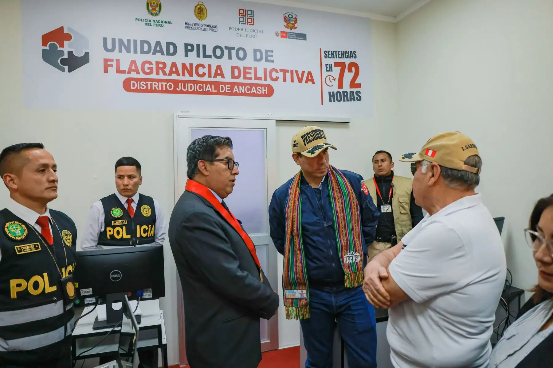 El presidente José Jerí supervisó la Unidad Piloto de Flagrancia Delictiva en Huaraz, una iniciativa que brinda respuesta inmediata, eficaz y transparente a los ciudadanos que requieren apoyo frente a delitos en la jurisdicción. Esta unidad agrupa en la misma sede a representantes del Poder Judicial, Ministerio Público, Policía Nacional del Perú y el Ministerio de Justicia y Derechos Humanos. Foto: ANDINA/Prensa Presidencia