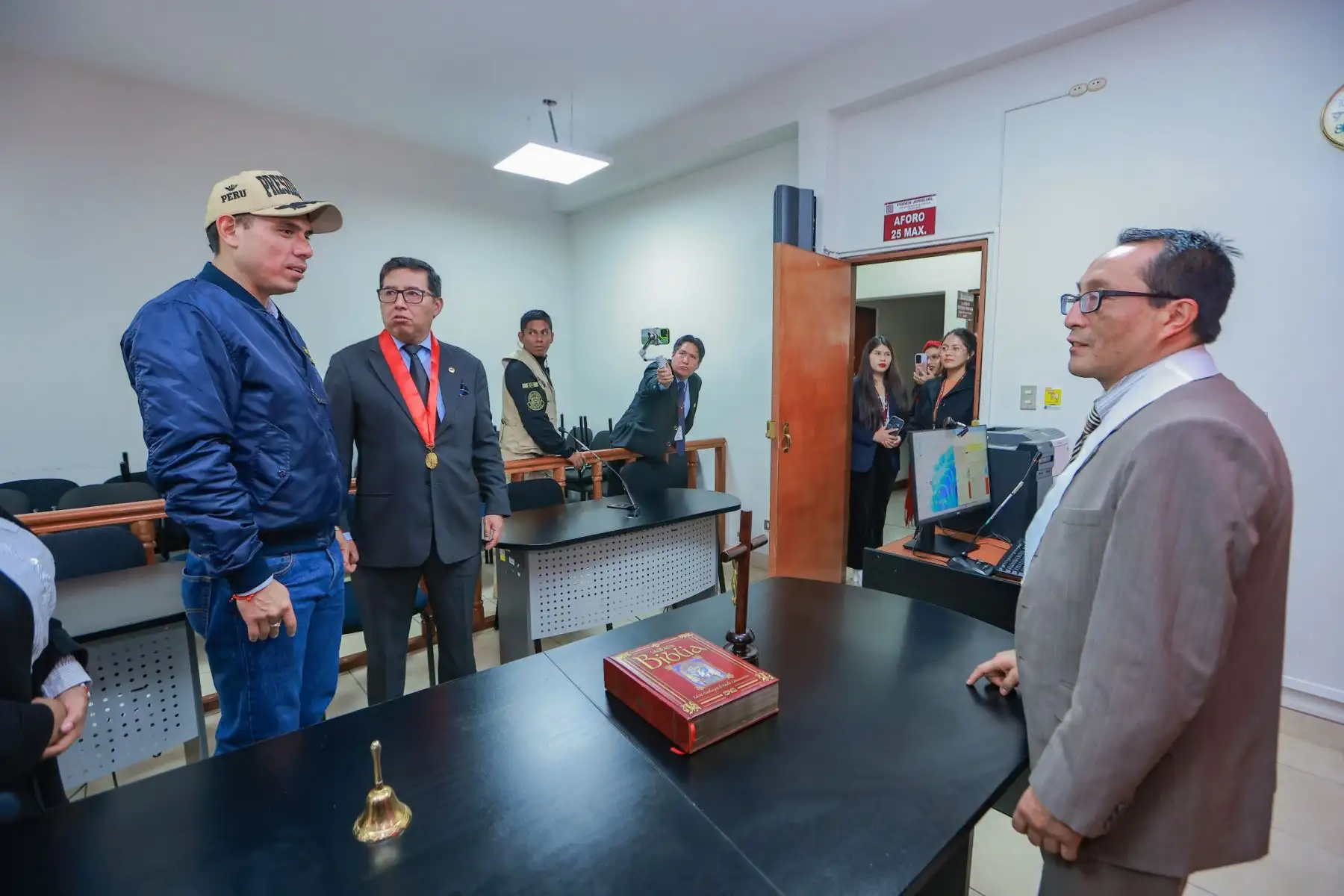 El presidente José Jerí supervisó la Unidad Piloto de Flagrancia Delictiva en Huaraz, una iniciativa que brinda respuesta inmediata, eficaz y transparente a los ciudadanos que requieren apoyo frente a delitos en la jurisdicción. Esta unidad agrupa en la misma sede a representantes del Poder Judicial, Ministerio Público, Policía Nacional del Perú y el Ministerio de Justicia y Derechos Humanos. Foto: ANDINA/Prensa Presidencia