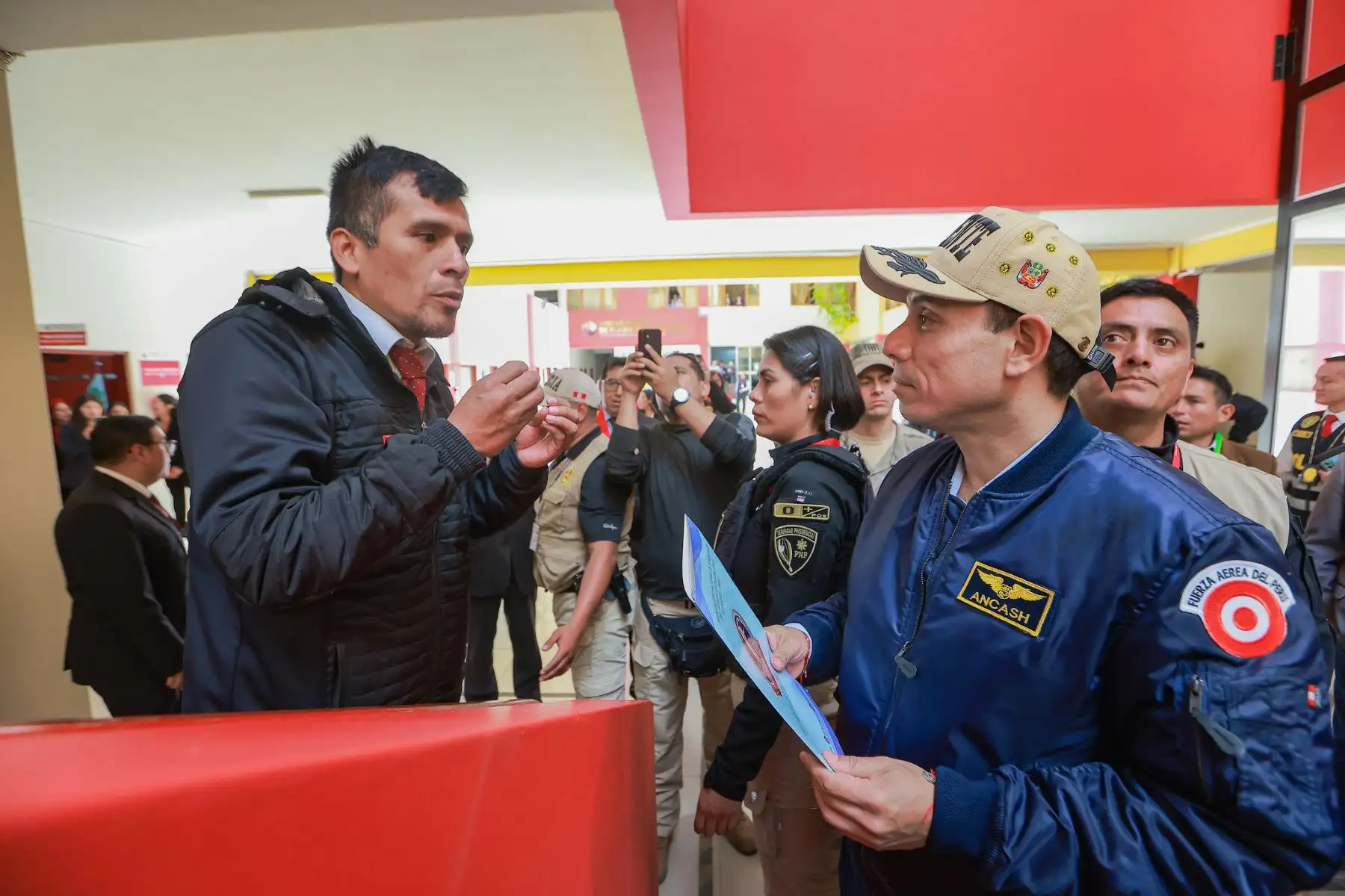 El presidente José Jerí supervisó la Unidad Piloto de Flagrancia Delictiva en Huaraz, una iniciativa que brinda respuesta inmediata, eficaz y transparente a los ciudadanos que requieren apoyo frente a delitos en la jurisdicción. Esta unidad agrupa en la misma sede a representantes del Poder Judicial, Ministerio Público, Policía Nacional del Perú y el Ministerio de Justicia y Derechos Humanos. Foto: ANDINA/Prensa Presidencia