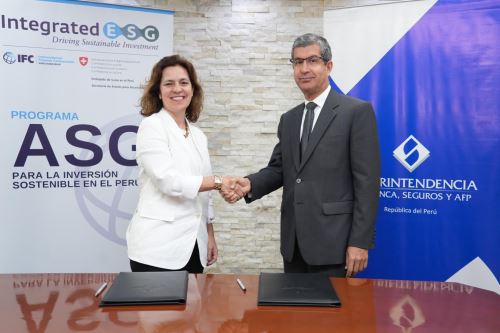 Matilde Bordón, gerente País de IFC para Perú y Ecuador y Sergio Espinosa, superintendente de Banca, Seguros y AFP, firmaron el convenio para fortalecer el sistema financiero peruano.ANDINA/Difusión