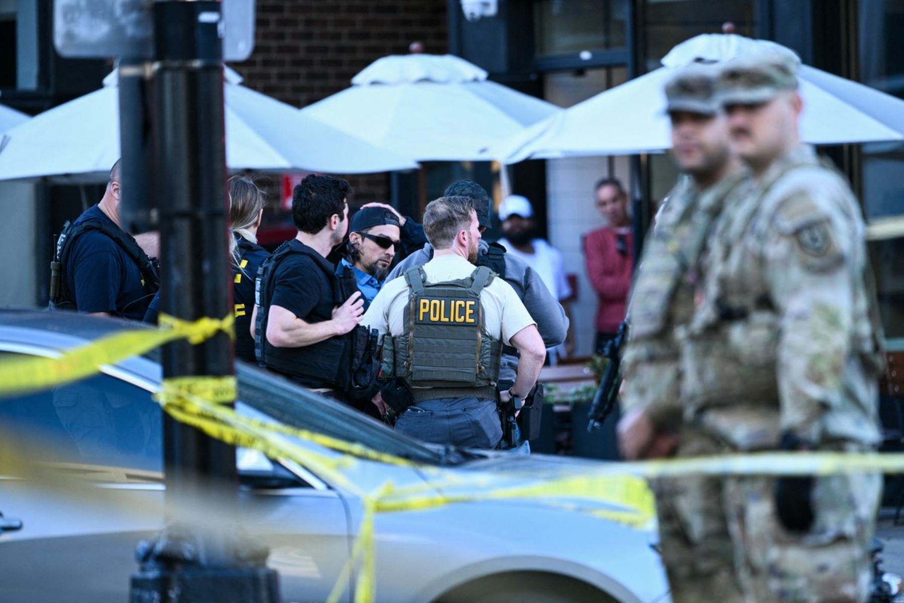 Agentes del orden aseguran la zona tras un tiroteo en el centro de Washington, el 26 de noviembre de 2025. El 26 de noviembre, la Policía de Washington informó haber detenido a un sospechoso después de que dos efectivos de la Guardia Nacional recibieran disparos a pocas cuadras de la Casa Blanca. "La escena está asegurada. Un sospechoso está detenido". AFP