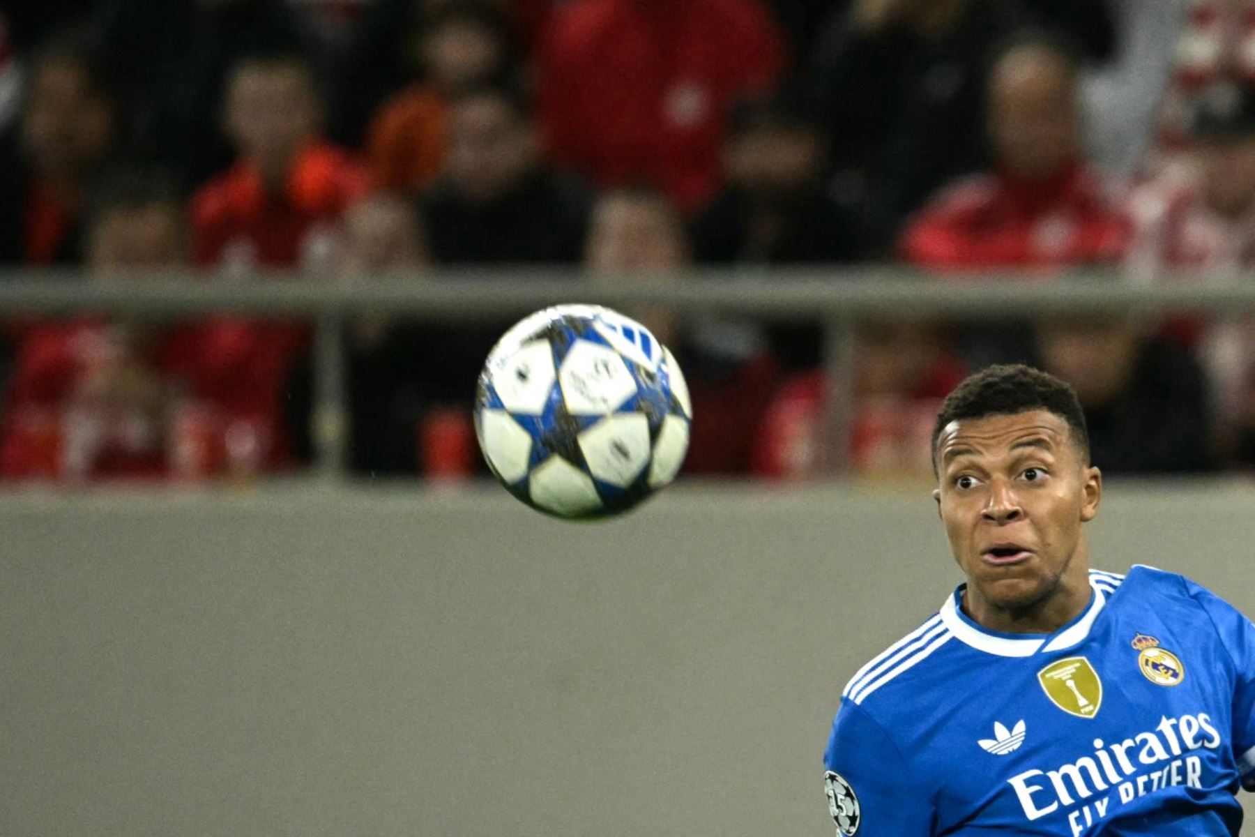 El delantero francés del Real Madrid, Kylian Mbappé, mira el balón durante la quinta jornada de la fase de liga de la UEFA Champions League, partido de fútbol entre Olympiakos y Real Madrid. AFP
