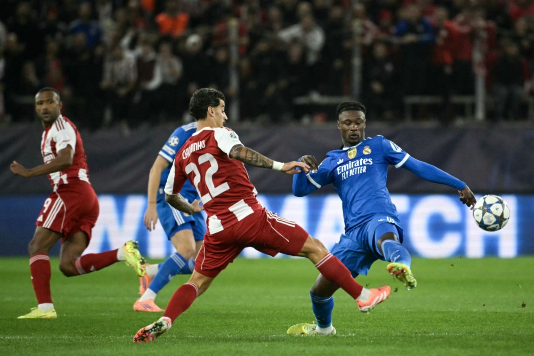 El centrocampista francés del Real Madrid  Eduardo Camavinga lucha por el balón con el delantero portugués del Olympiakos Chiquinho durante la quinta jornada de la fase de liga de la UEFA Champions League, partido de fútbol entre Olympiakos  y Real Madrid. AFP