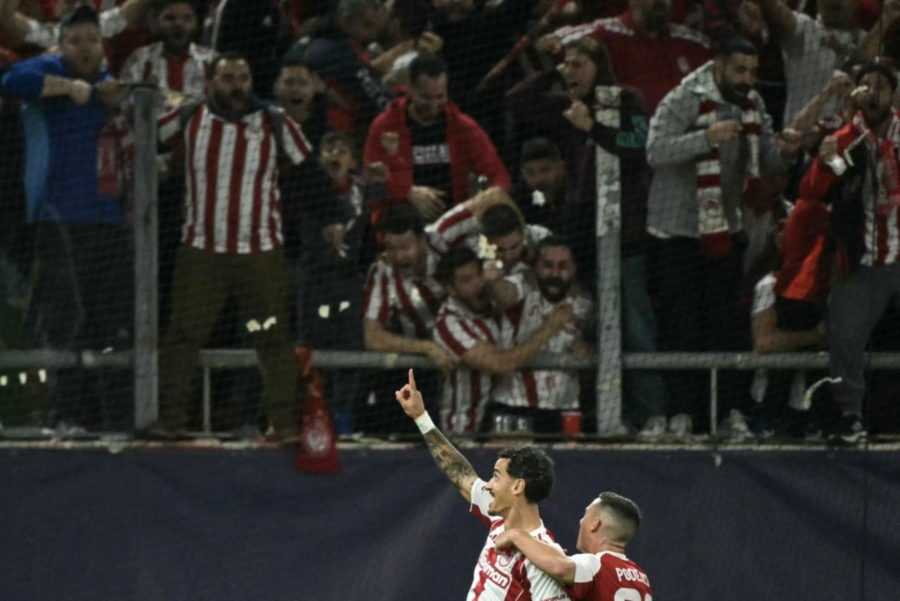 El delantero portugués  del Olympiakos, Chiquinho  celebra tras marcar el primer gol del Olympiakos durante la quinta jornada de la fase de liga de la UEFA Champions League, partido de fútbol entre el Olympiakos y el Real Madrid. AFP