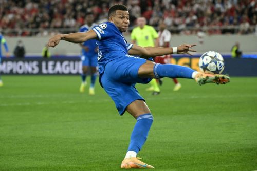 El delantero francés del Real Madrid Kylian Mbappé dispara el balón durante la quinta jornada de la fase de liga de la UEFA Champions League, partido de fútbol entre Olympiakos y Real Madrid. Foto: AFP