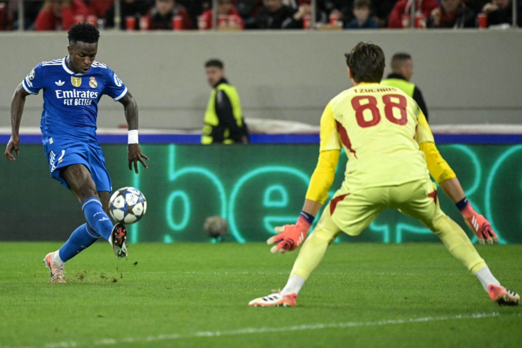 El delantero brasileño  Vinicius Junior del Real Madrid dispara el balón durante la quinta jornada de la fase de liga de la UEFA Champions League, partido de fútbol entre el Olympiakos  y el Real Madrid. AFP