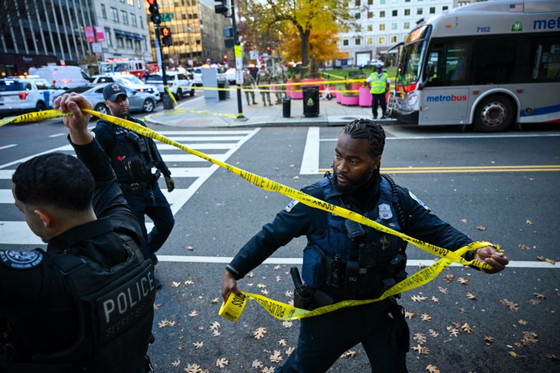 Agentes de policía aseguran la zona con cinta de seguridad tras un tiroteo en el centro de Washington, D.C.  Foto: AFP