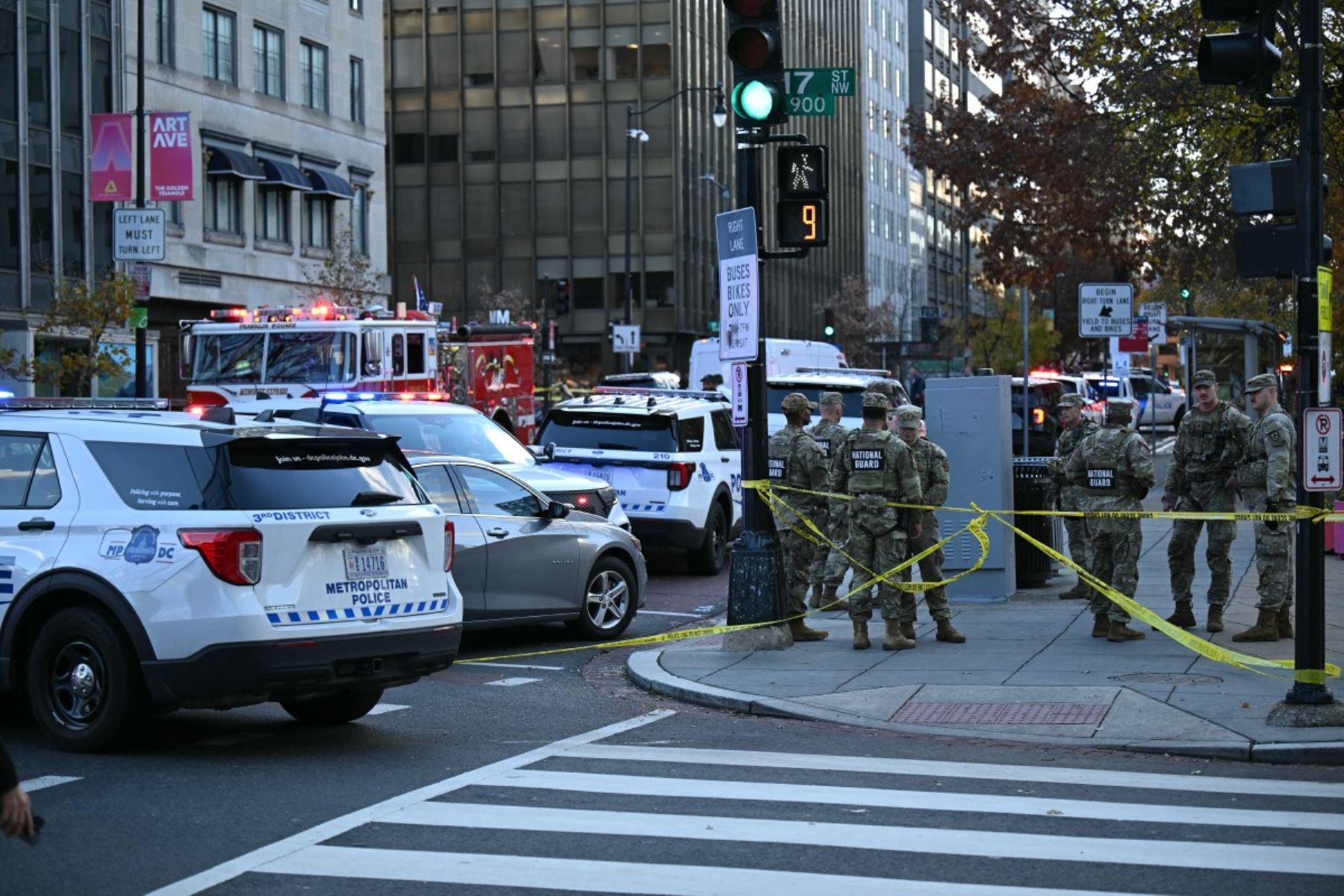 La Policía Metropolitana de Washington anunció el miércoles la detención de un sospechoso después de que dos efectivos de la Guardia Nacional recibieran disparos a pocas cuadras de la Casa Blanca.  AFP