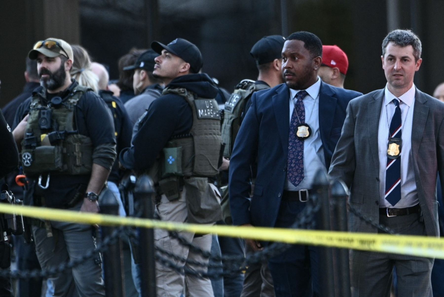 Agentes del orden aseguran la zona tras un tiroteo en el centro de Washington. AFP