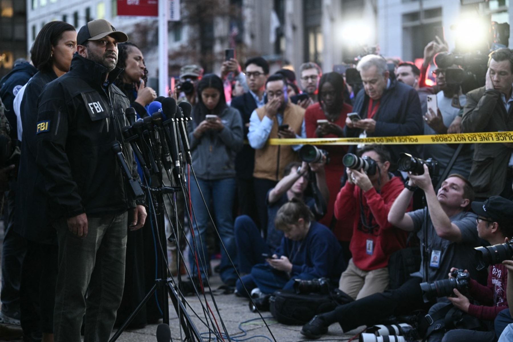 El director del FBI, Kash Patel, habla durante una conferencia de prensa tras un tiroteo en el centro de Washington, D.C. Patel indicó que los dos soldados se encuentran en estado crítico. AFP