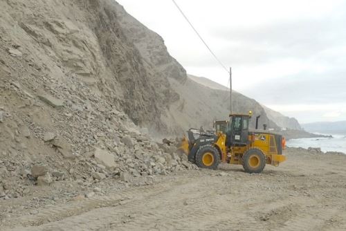 En el área de emergencia se mantiene desplegada maquinaria del Gobierno Regional de Arequipa y de Provías Nacional.