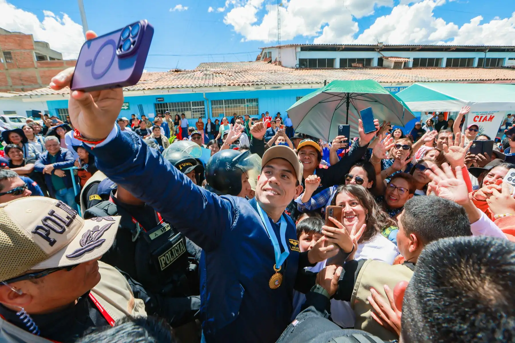 El presidente de la república, José Jerí, recorrió la feria multisectorial de servicios en el distrito de Independencia, en Huaraz. Foto: ANDINA/Prensa Presidencia
