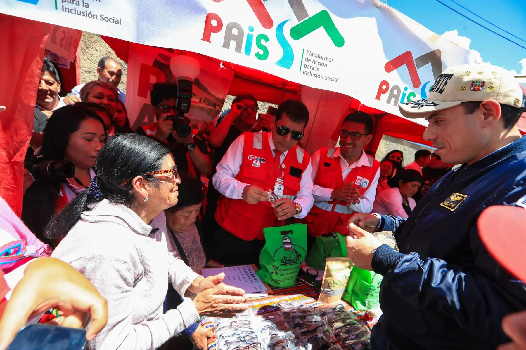 El presidente de la república, José Jerí, recorrió la feria multisectorial de servicios en el distrito de Independencia, en Huaraz. Foto: ANDINA/Prensa Presidencia