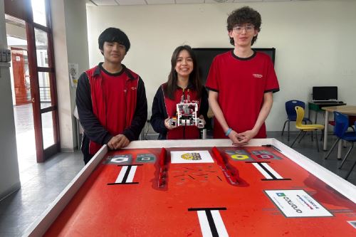 El equipo está conformado por los estudiantes Rodrigo Osorio Delgado, Angie Lozada León y Christopher Gómez Flores.