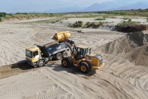 Ministerio de Vivienda destacó los trabajos de limpieza y descolmatación en el río Piura ante el inicio de la temporada de lluvias en Piura. ANDINA/Difusión
