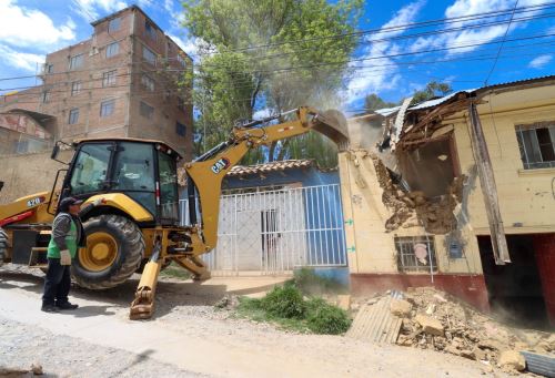 Municipalidad de Huancayo realiza demolición de una vivienda como parte de los trabajos de alineamiento vial para ampliar los accesos del puente Arequipa. ANDINA/Difusión