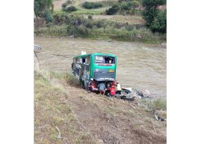 Los 43 pasajeros de un bus interprovincial salvaron de morir esta madrugada luego que esta unidad de la empresa Expreso Nacional se precipitara al río Mantaro tras chocar contra un auto en la Carretera Central. Foto: Pedro Tinoco