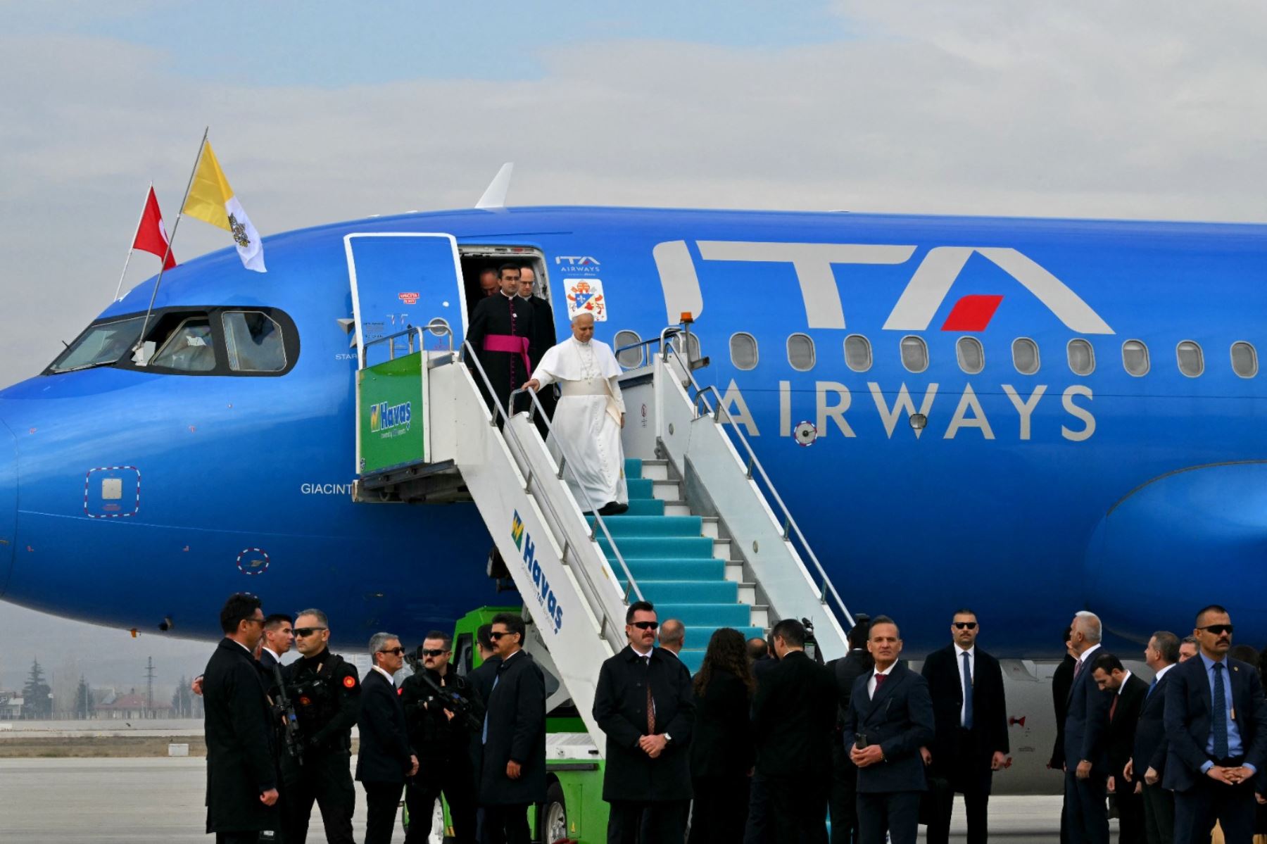 El avión papal aterrizó en la capital Ankara a las 12H20 (09H20 GMT), donde el papa estadounidense-peruano prevé reunirse con Erdogan y hablar ante el cuerpo diplomático antes de volar a Estambul por la tarde. Foto: AFP