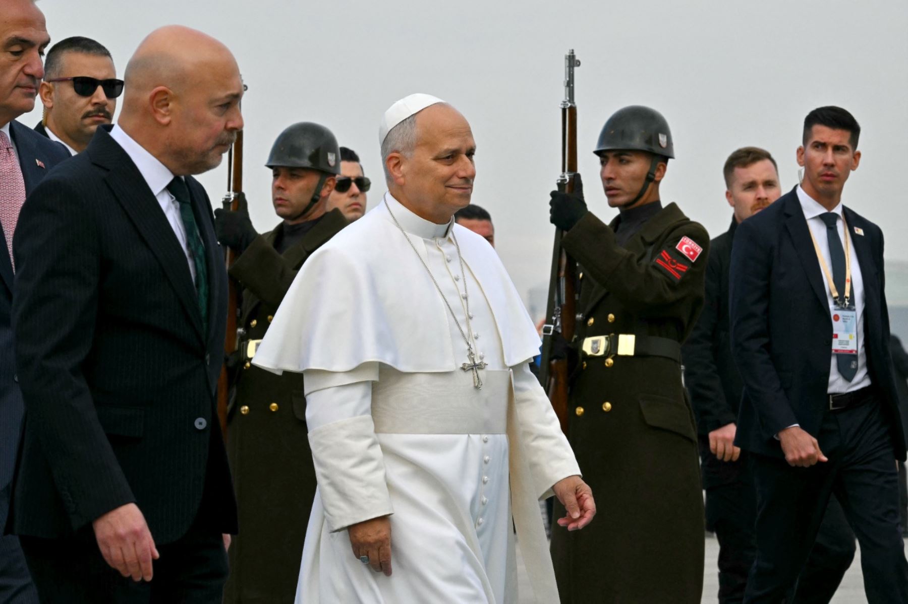 El papa León XIV llegó a Turquía para una visita de cuatro días, el primer viaje al extranjero de su pontificado, que incluirá una segunda etapa en Líbano tras sendas reuniones con el presidente Recep Tayyip Erdogan y líderes cristianos. Foto: AFP
