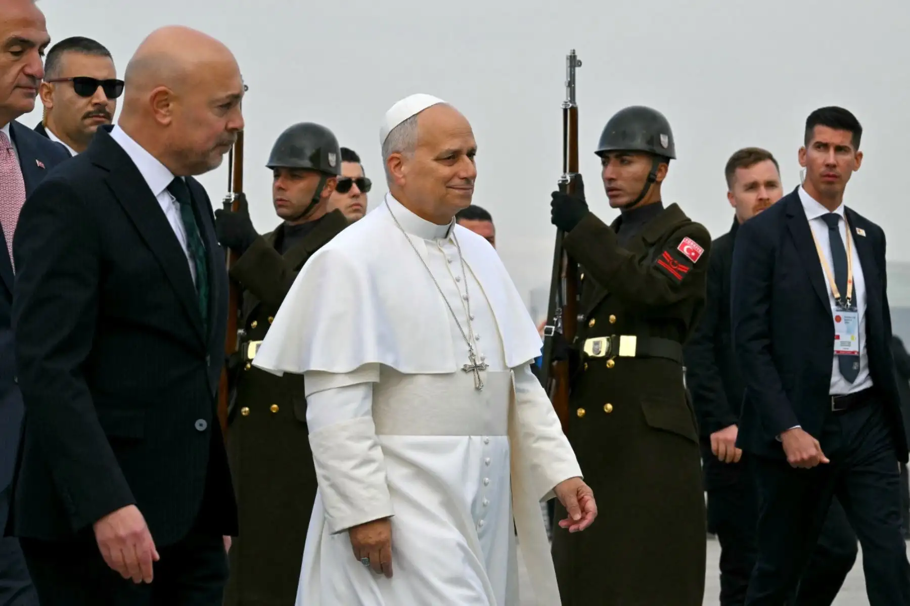 El papa León XIV llegó a Turquía para una visita de cuatro días, el primer viaje al extranjero de su pontificado, que incluirá una segunda etapa en Líbano tras sendas reuniones con el presidente Recep Tayyip Erdogan y líderes cristianos. Foto: AFP