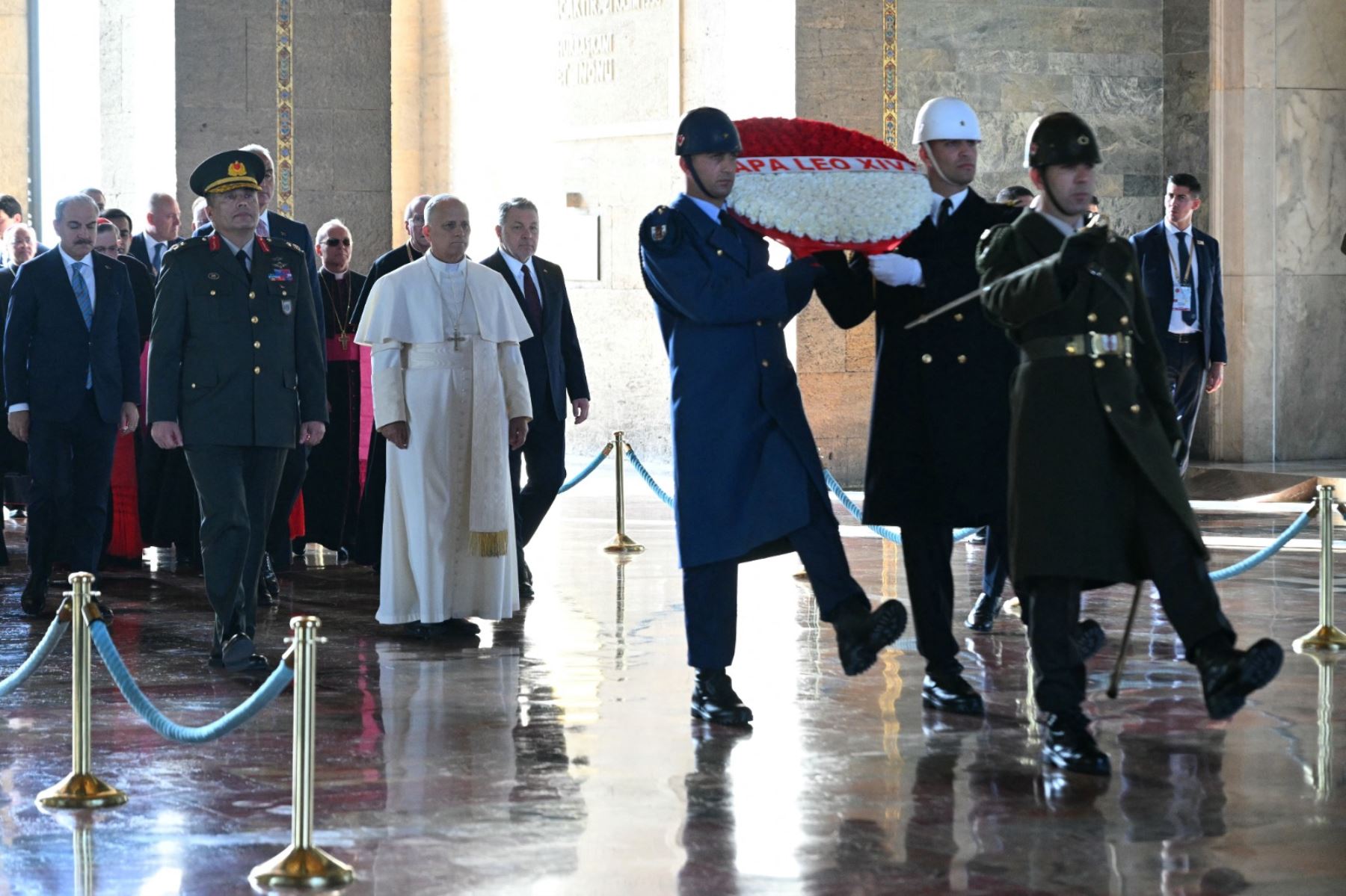 El viaje del sucesor de Jorge Mario Bergoglio al frente de la Iglesia católica coincide con las negociaciones para poner fin a la guerra en Ucrania y en un momento tenso para Oriente Medio. Foto: AFP