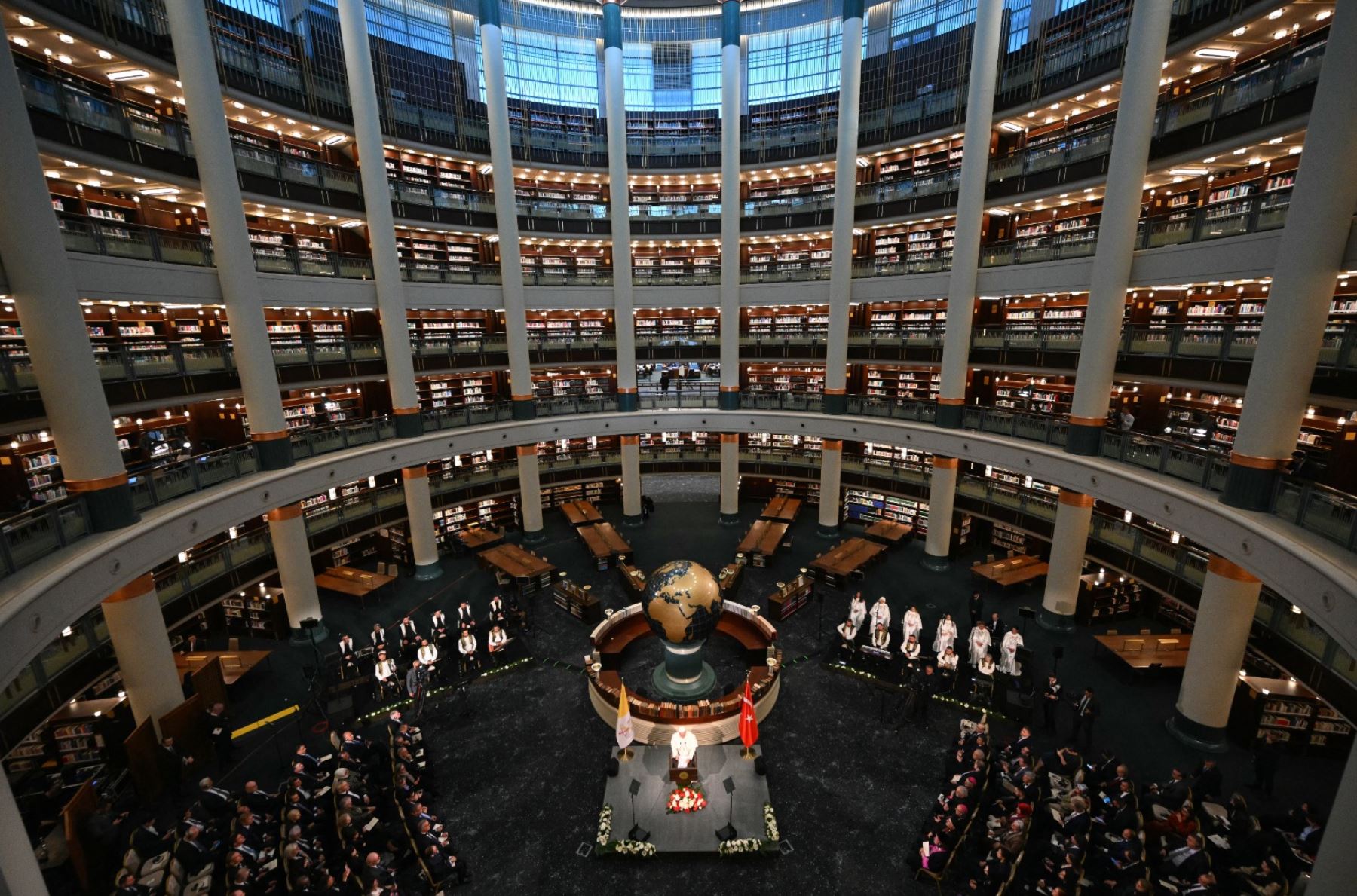 El Vaticano busca mantener el diálogo con Ankara, que considera clave para la paz en la región, a pesar del auge del nacionalismo religioso en el país y la politización de símbolos como la basílica de Santa Sofía de Estambul, convertida en mezquita en 2020. Foto: AFP