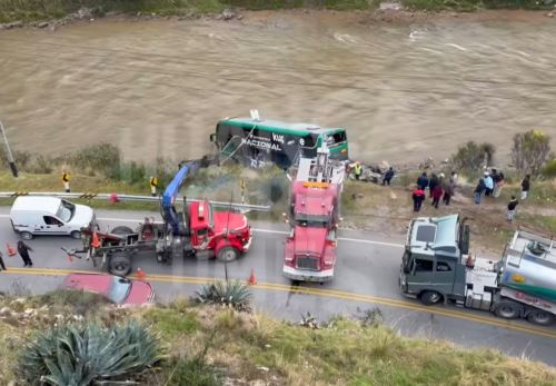 Los 43 pasajeros de un bus interprovincial salvaron de morir esta madrugada luego que esta unidad de la empresa Expreso Nacional se precipitara al río Mantaro tras chocar contra un auto en la Carretera Central. Foto: Pedro Tinoco